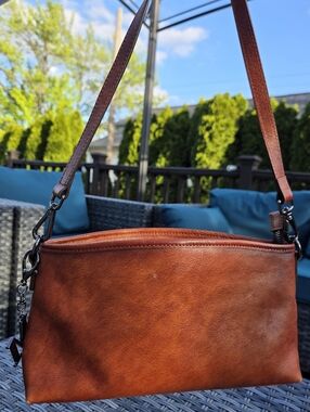 Classic Brown Leather Shoulder Bag with Adjustable Strap